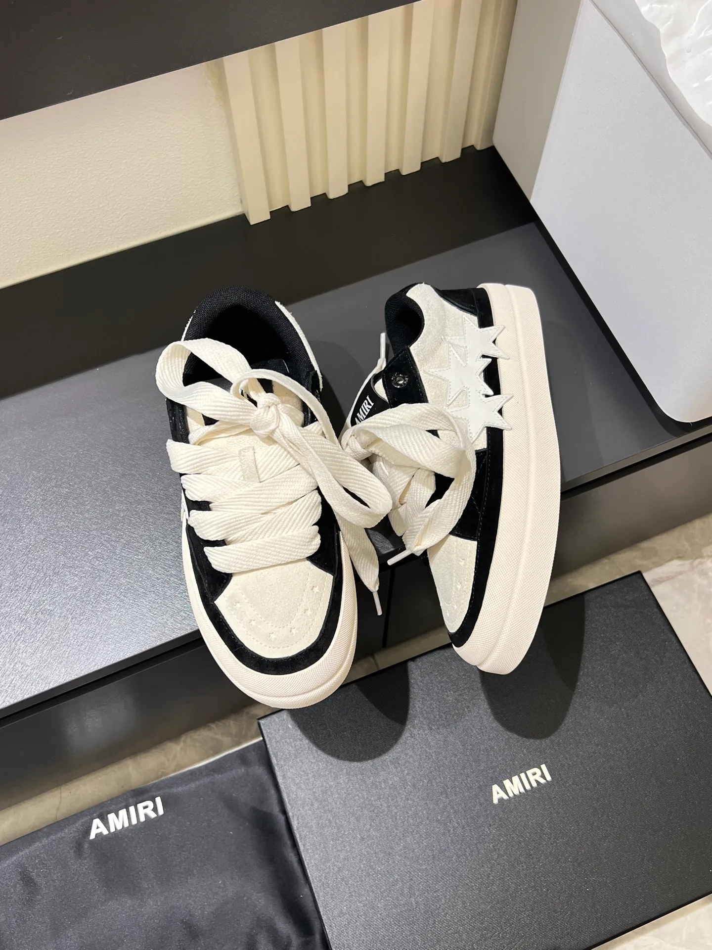 Men's shoes 💰p560 "AMIR*" new men's low-top casual sports sneakers bone shoes, another pair of irresistible bone shoes. Bone shoes are one of AMIRI's most popular items. Made of first-layer cowhide upper. The side bones are made of two cowhide laminations. It has a three-dimensional effect. The leather incisions are all oil-edged. Contrast color design. Simple style. Fashionable sports. Customized metal LOGO nameplate embellished with laces. Exclusive top-quality version. Supports contrast. Breathable mesh lining. The original rubber outsole is a must-have item for daily leisure. It is suitable for various occasions. If you pursue high quality, check it out. It is super cool on the feet and comes with a full set of original packaging! Size: 39-45!